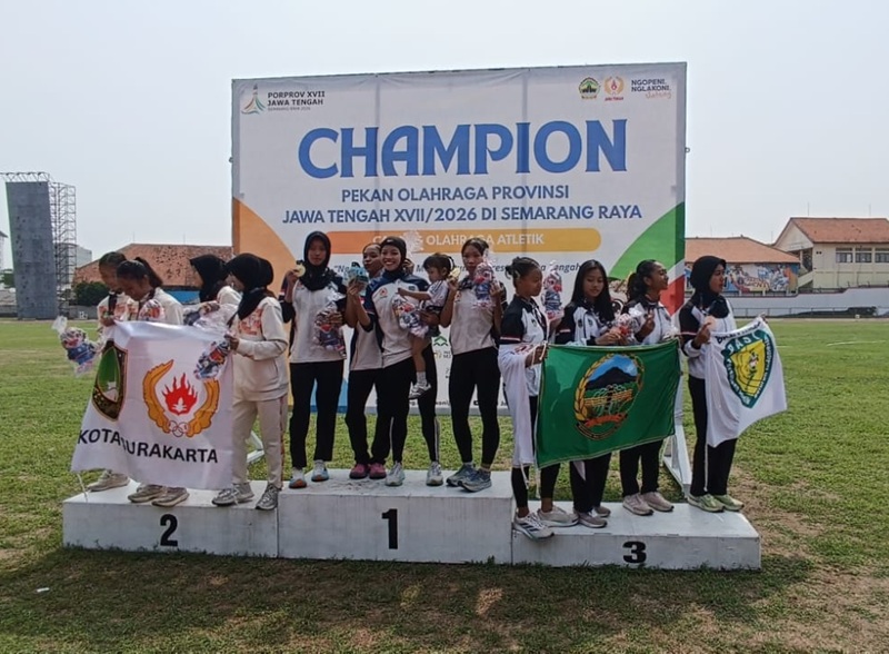 Atlet putri peraih medali emas, perak, dan perunggu nomor estafet 4x 400 meter berfoto bersama usai menerima medali