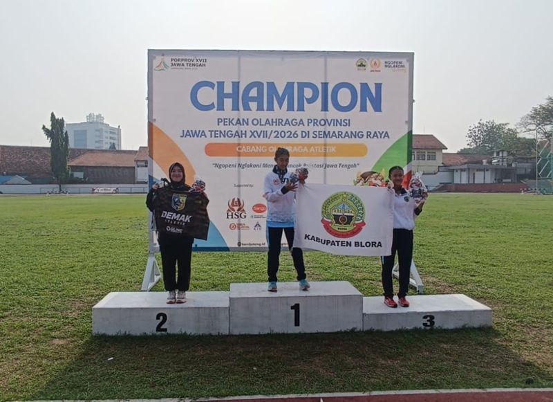 Atlet asal Blora Luvi Nur Cahyani (tengah) yang juara nomor 10000 meter jalan cepat di Porprov XVII Jateng 2026