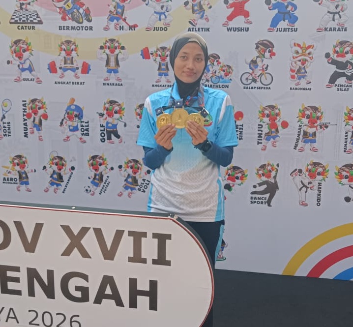 Sertu TNI Bekti Ningsih Prima Dian Fitri tunjukkan tiga medali emas Porprov XVII Jateng 2026