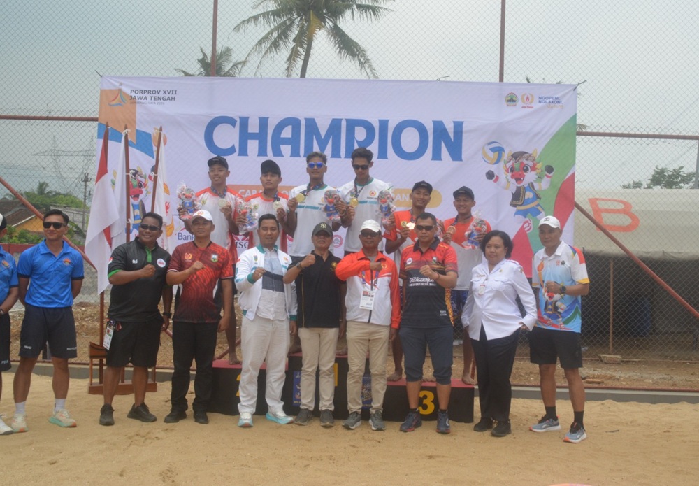 Para pemenang voli pantai putra 2x2 berfoto bersama usai menerima medali Porprov Jateng 2026 (Foto:ist)