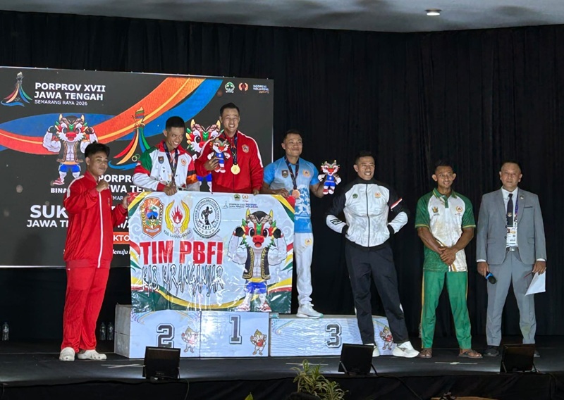 Atlet binaraga Kab Karanganyar ketika seremoni medali cabor binaraga di Porprov Jateng 2026
